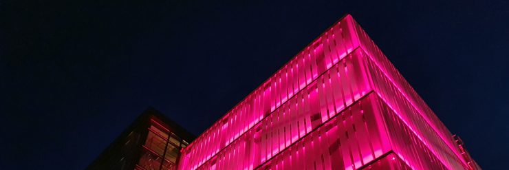 Parkeringshuset Stuvarens fasad belyst i rosa färg