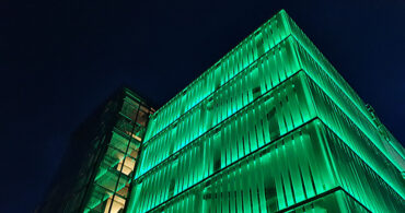 Parkeringshuset Stuvaren i grön belysning