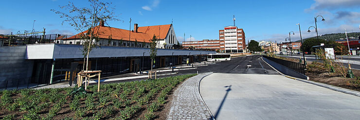 Sundsvalls Centralstation med bussplanen i förgrunden